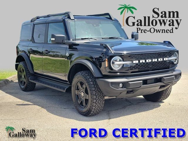 2025 Ford Bronco Outer Banks in Shadow Black — front three-quarter view