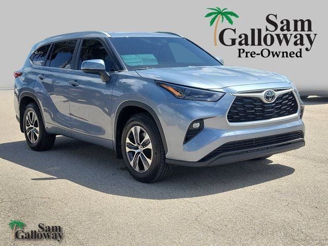 2023 Toyota Highlander XLE in Moon Dust — front three-quarter view